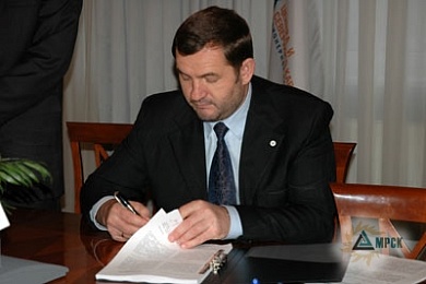 В.И.ФИЛАТОВ - управляющий директор ОАО «Белгородэнерго» подписывает контракт
