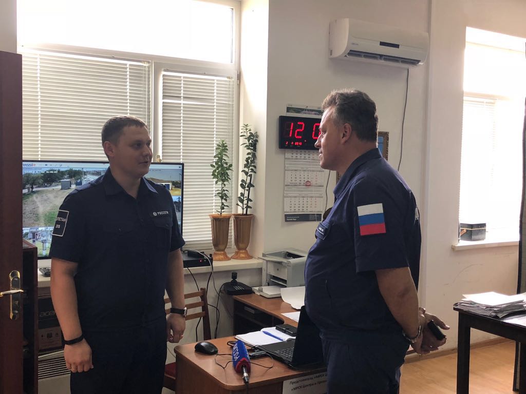 Павел Коротков докладывает Александру Пилюгину.jpg Павел Коротков докладывает Александру Пилюгину.jpg
