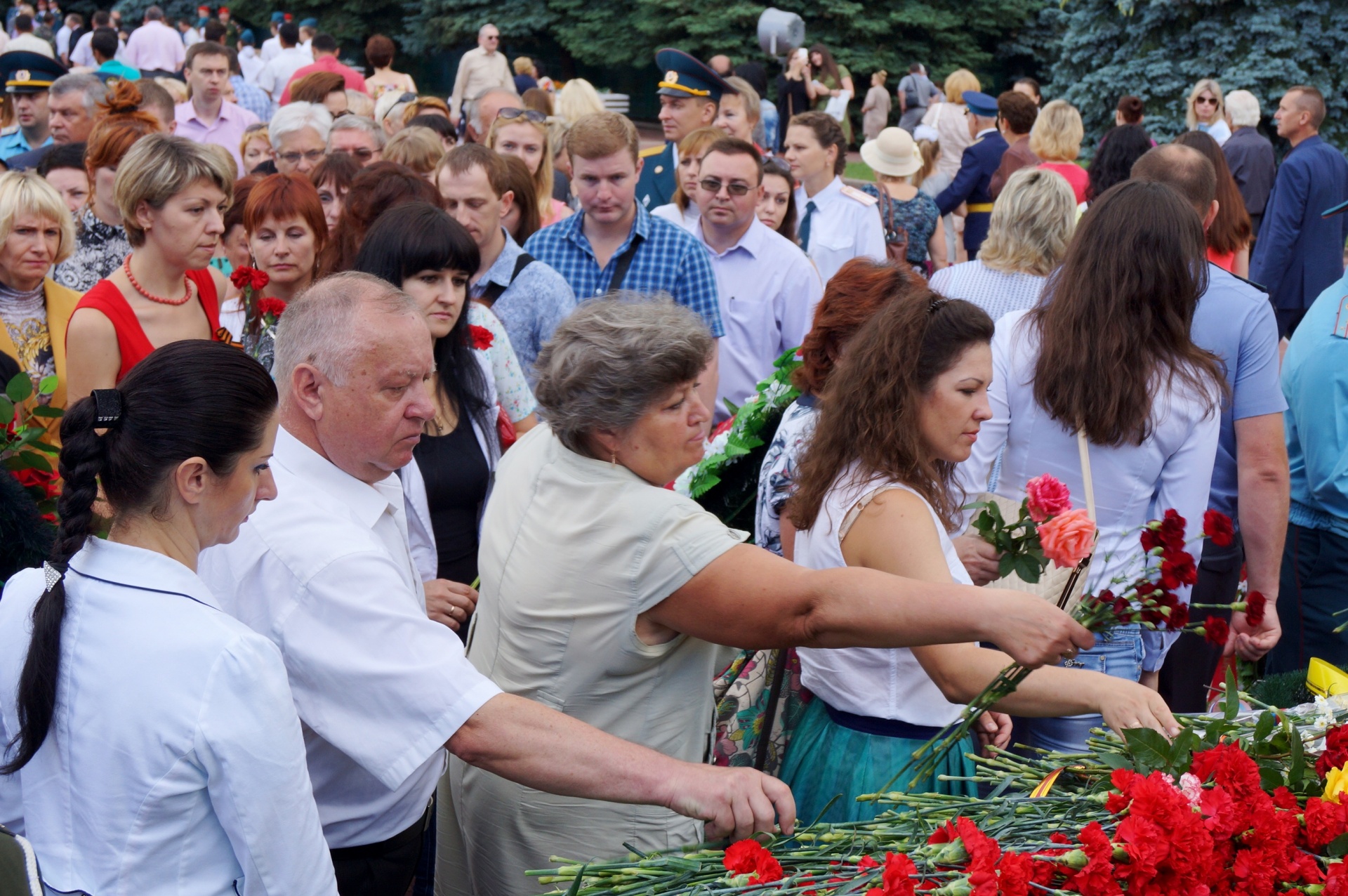 Сотрудники Курскэнерго приняли участие в митинге, посвященном Дню памяти и скорби.jpg
