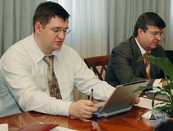 <b>Е.А. Бронников</b> - директор по экономике и финансам <br><b>Е.Ф. Макаров</b> - генеральный директор