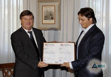 Евгений Шипилов вручает сертификат 