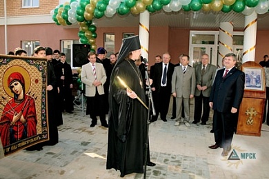 Архиепископ Белгородский и Старооскольский Иоанн вручает <b>Евгению Макарову</b> Патриаршую Благословенную грамоту 