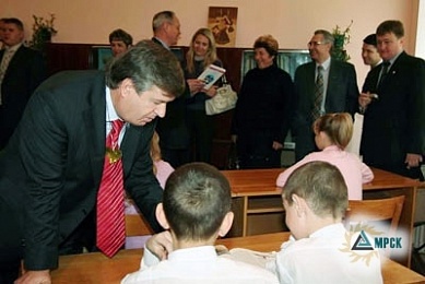 Генеральный директор Е.Ф.Макаров с воспитанниками Барсуковской школы- интерната